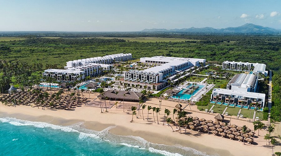 Finest Punta Cana luxury all-inclusive resort with beachfront suites, family amenities, and elegant pools in the Dominican Republic.