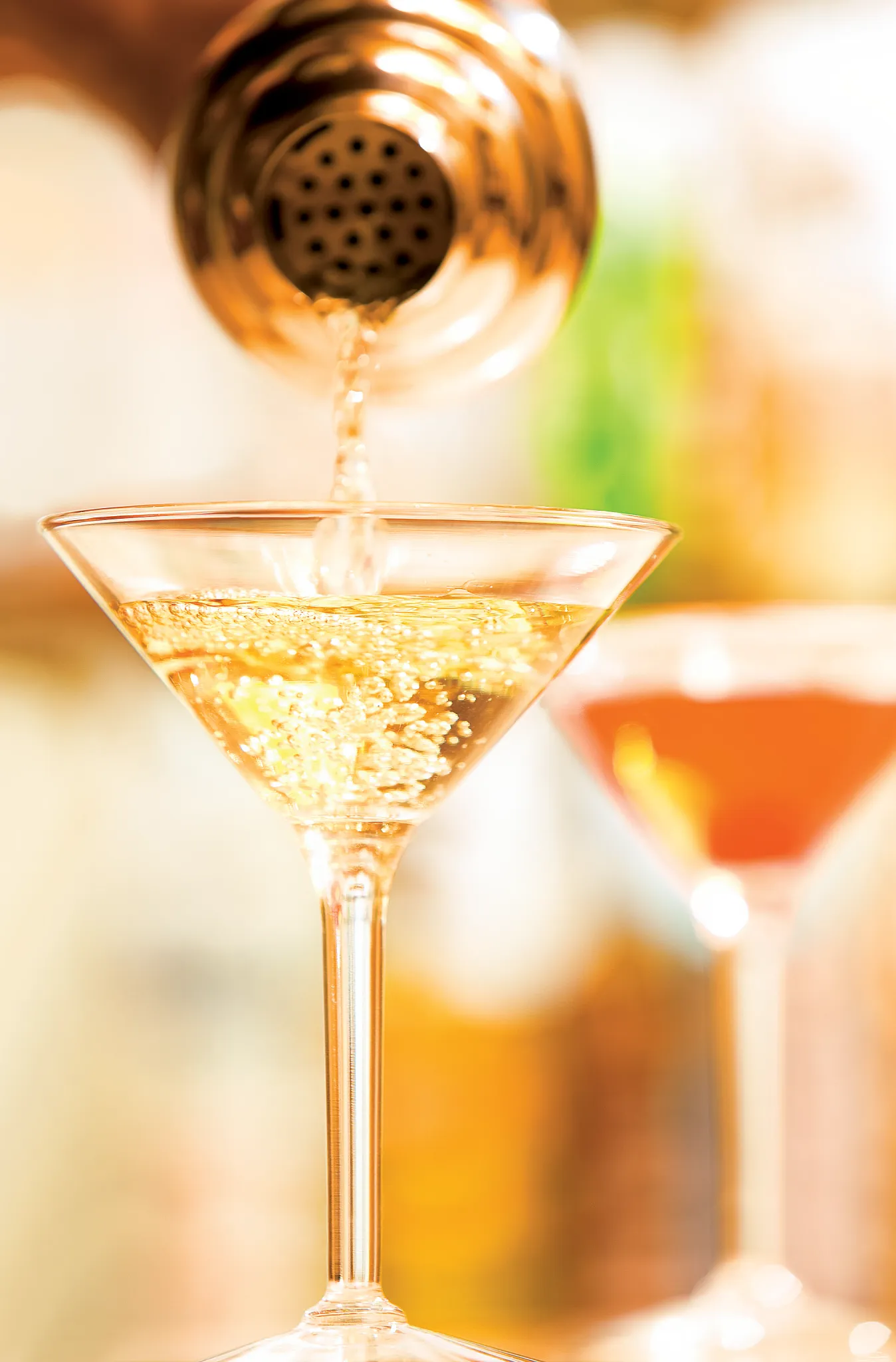 Twist & Squeeze cocktail bar at Breathless Punta Cana featuring a handcrafted martini, premium spirits, and a relaxed poolside atmosphere.